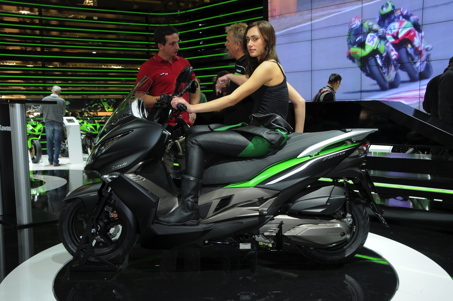 Kawasaki J300, lo scooter arriverà a dicembre. Foto e prezzo indicativo