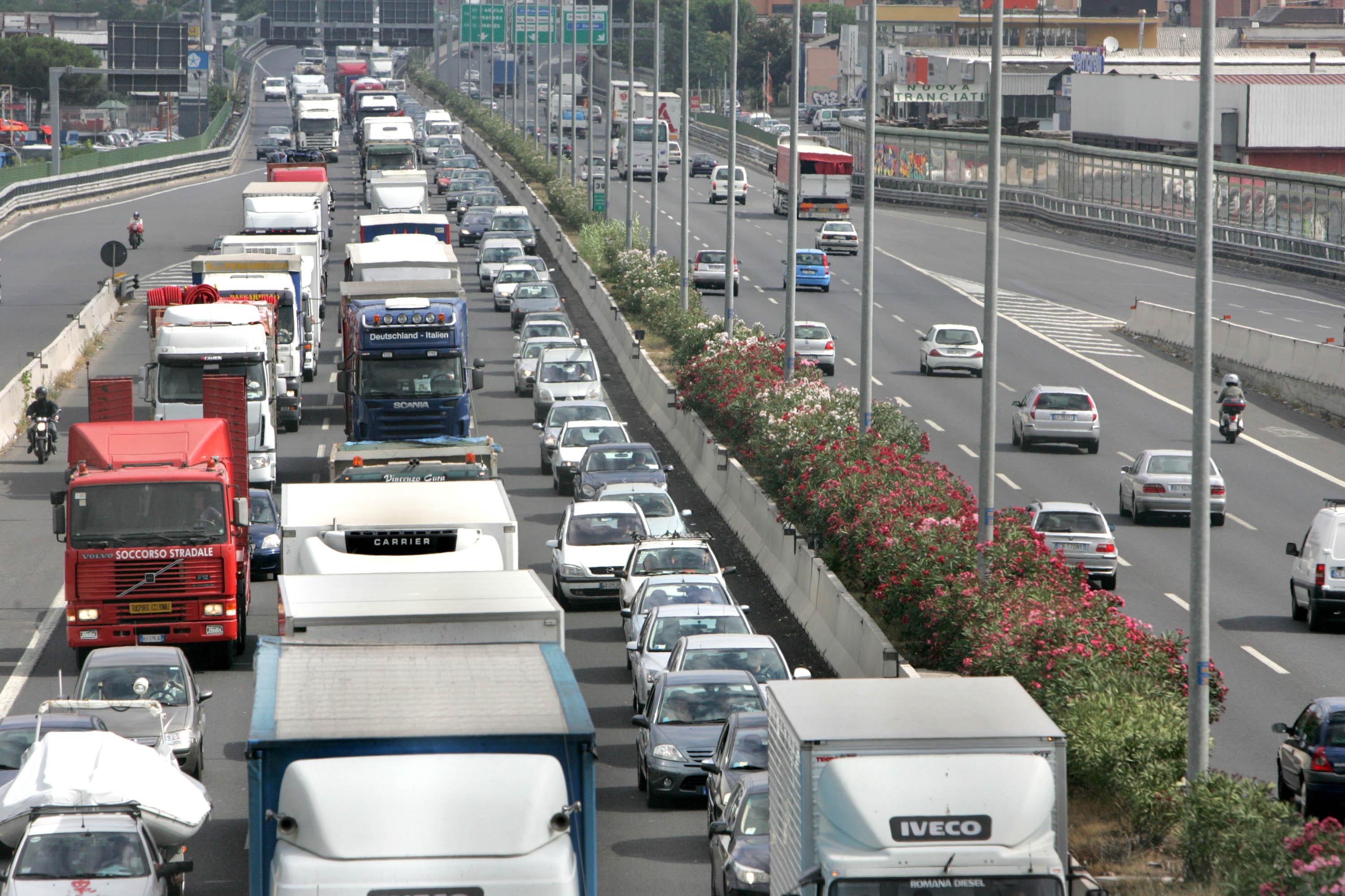 Traffico Milano, record per il capoluogo lombardo 56 ore perse in coda all'anno