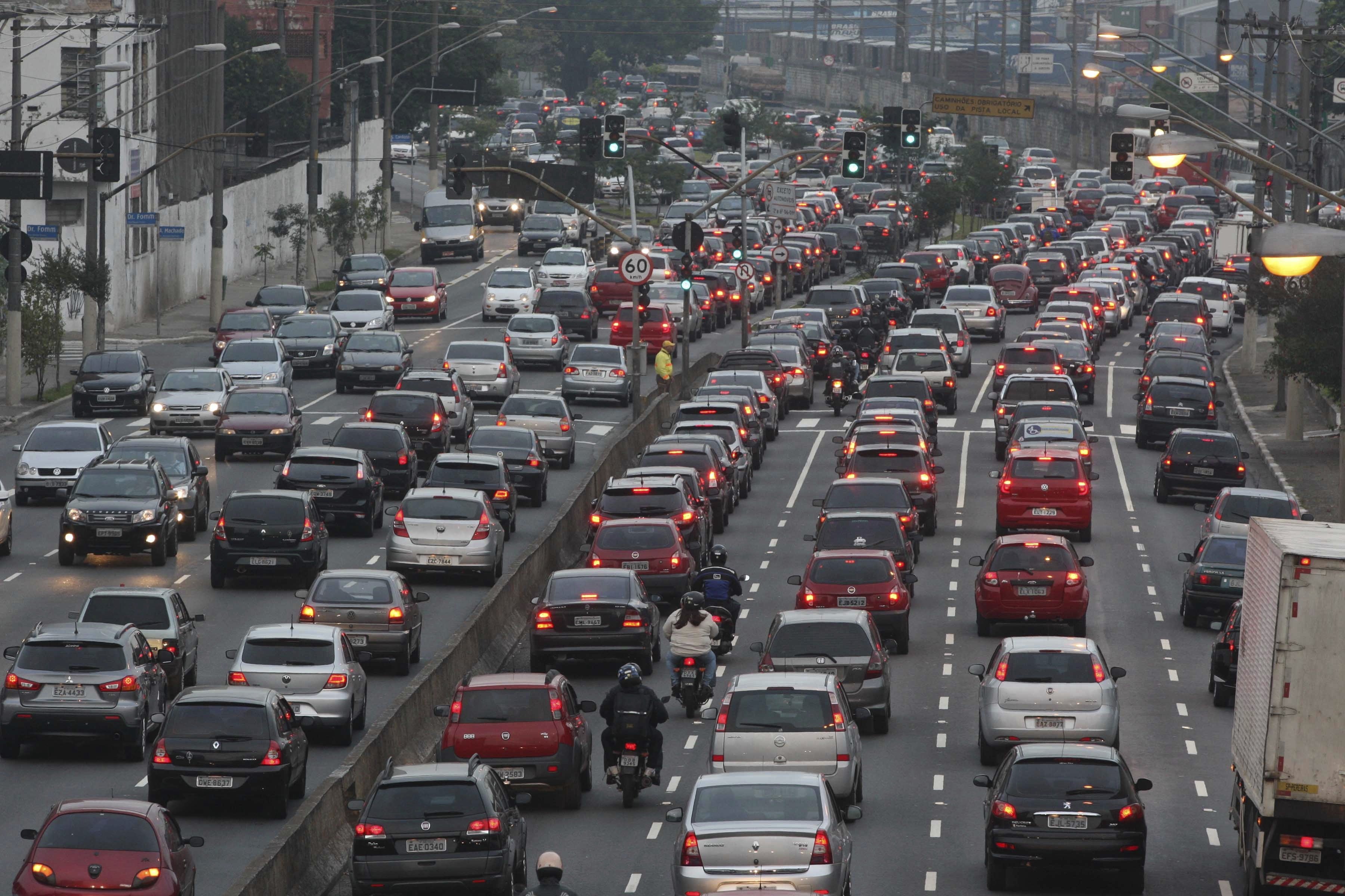 Автомобильный трафик. Пробка в Сан Паулу 2008. Автомобильная пробка. Поток машин в городе. Автомобили в пробке.