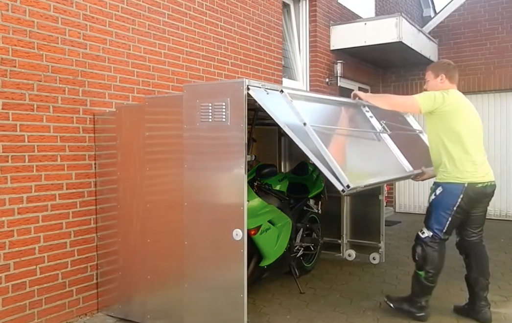 Garage moto pieghevole, dalla Germania una soluzione per chi ha poco spazio