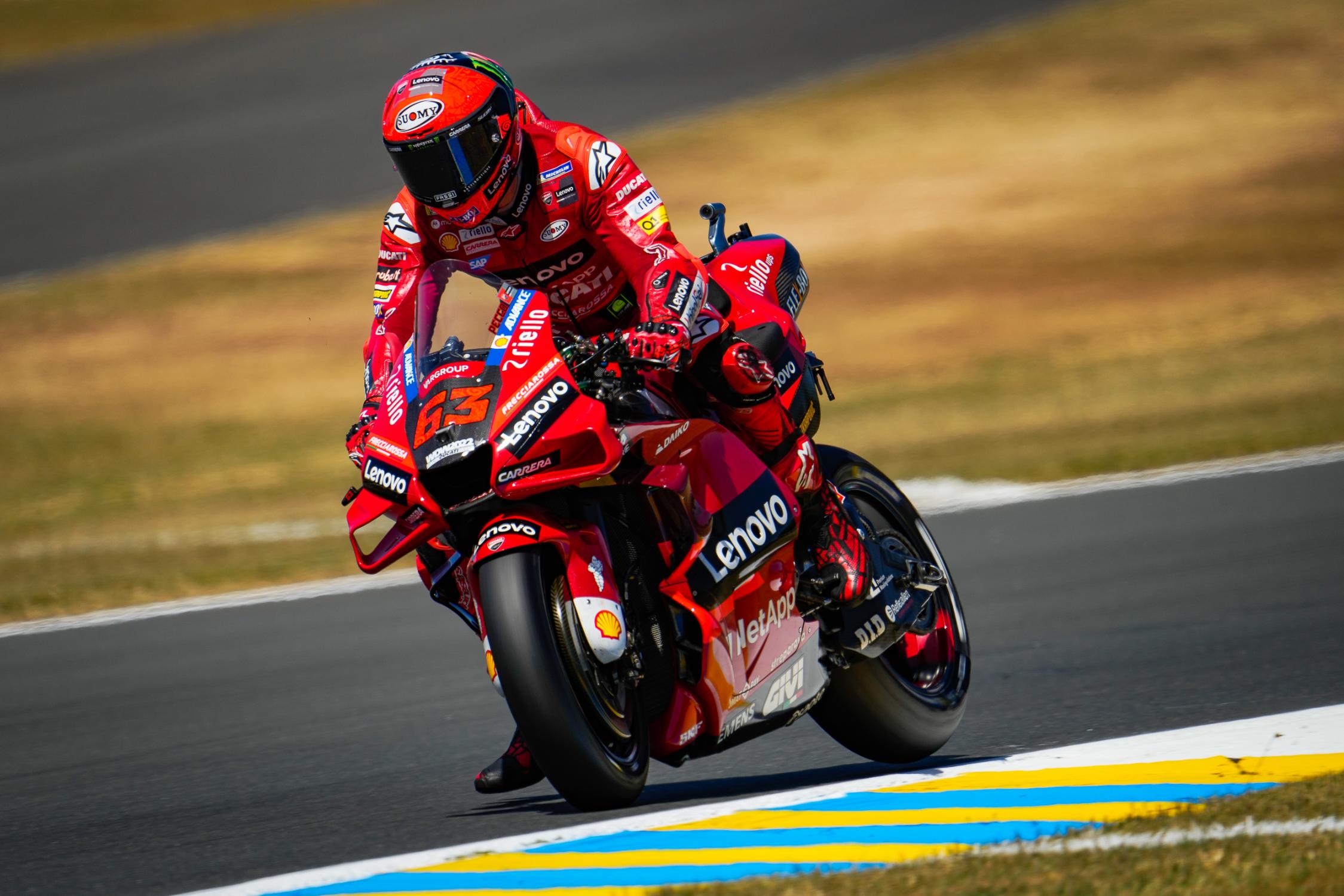 MotoGP 2022, a Le Mans straordinaria pole da record per Bagnaia. Orari TV