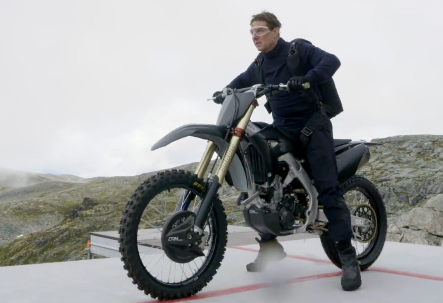 Tom Cruise, acrobazie da stuntman nel nuovo Mission Impossible VIDEO