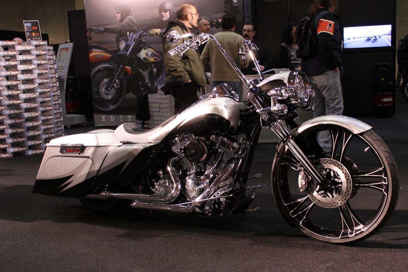 Bolt On and Ride, kit bagger da 10.000 euro di Custom Chrome