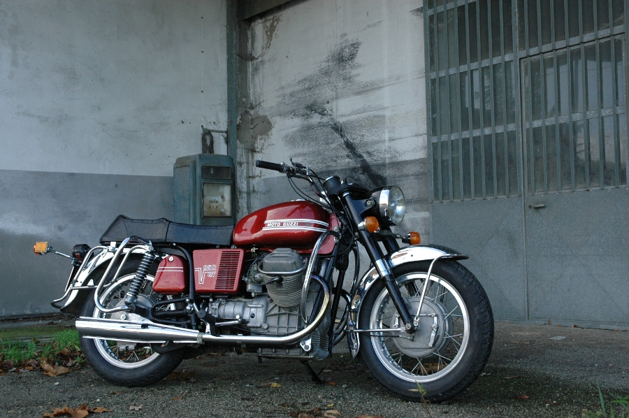 Immagini Stock - Moto D'epoca In Garage. Moto Retrò In Garage