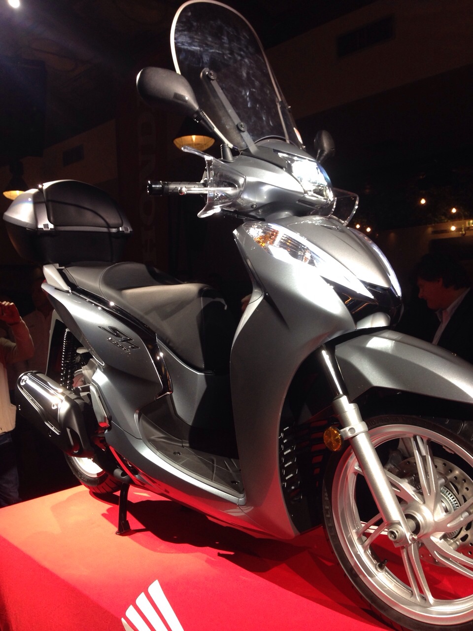 Honda SH 300i 2015, dati tecnici e novità del primo scooter Euro 4