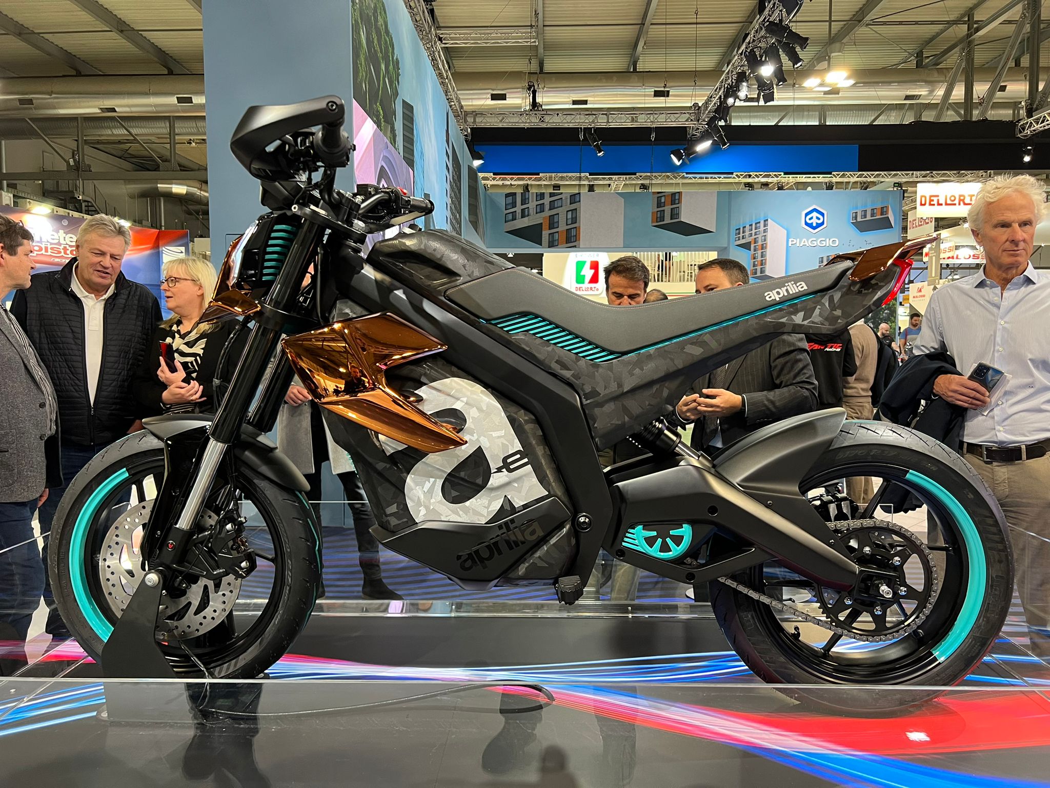 Aprilia Atlantic si rinnova e debutta con l'inedita e moderna  motorizzazione 300 cc