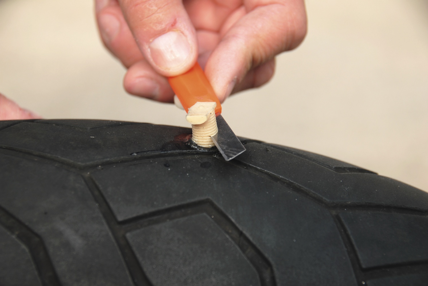 Gomma moto forata: come riparare uno pneumatico a terra con il kit di  riparazione e la bomboletta. Video - Motociclismo
