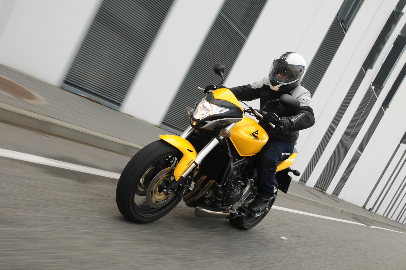 Honda Hornet 600 ABS prezzo, scheda tecnica, dati, foto e video 