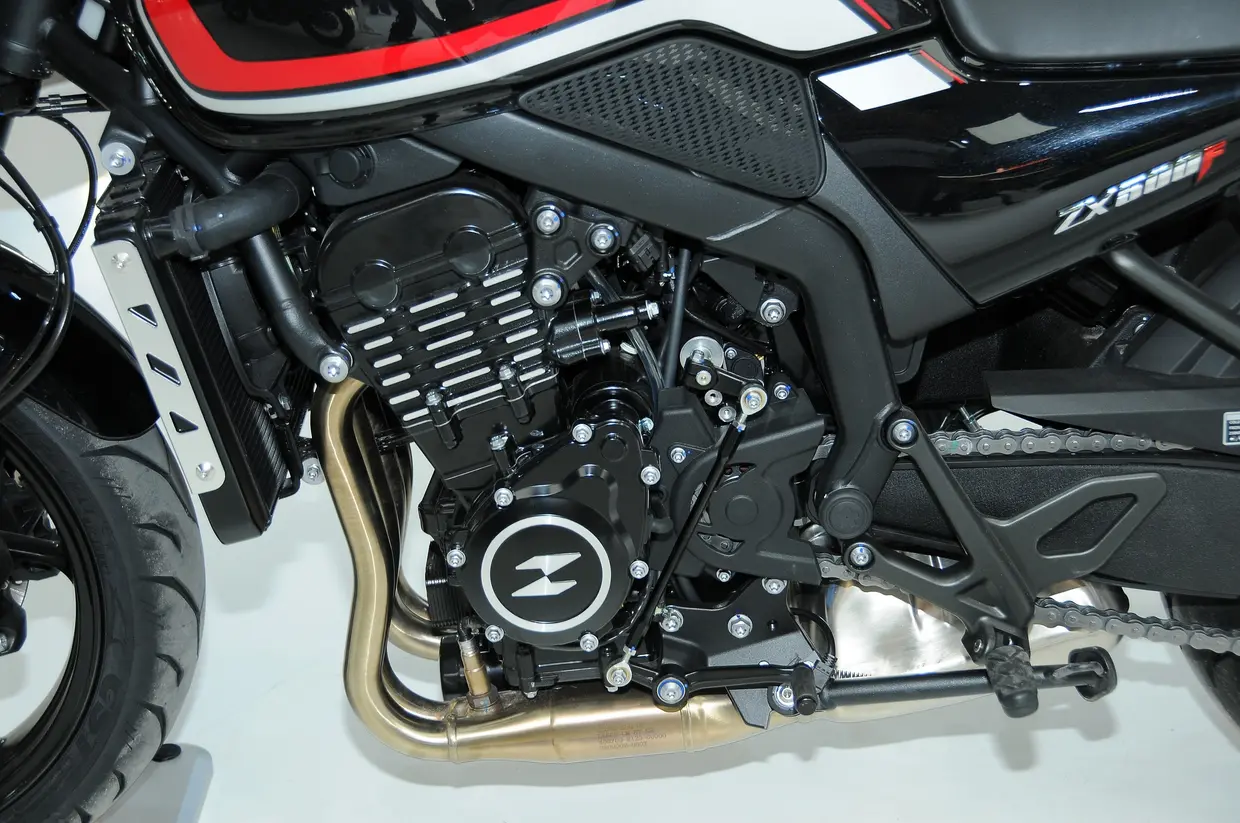 Le quatre-cylindres en ligne de 470 cm3 de la ZXMoto 500F, avec ses quatre collecteurs d'échappement apparents