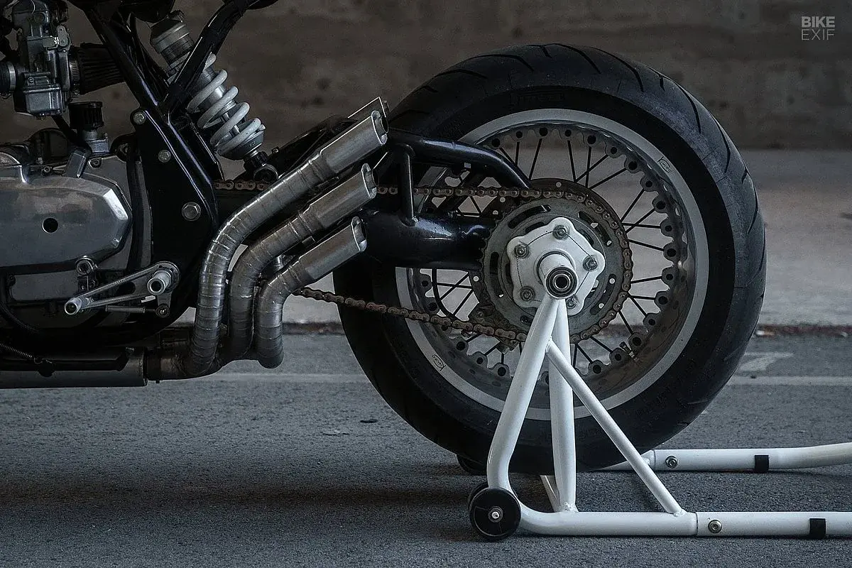 Pour compléter le projet, l'élément peut-être le plus caractéristique de la moto : un échappement artisanal six en six en acier inoxydable, avec trois embouts superposés