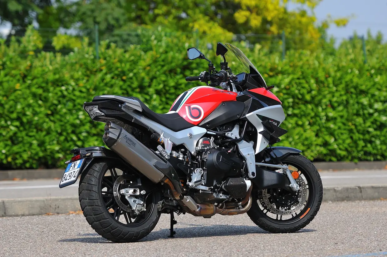 L'échappement Akrapovic est de série, tout comme les jantes OZ et les freins Brembo (@Insella)