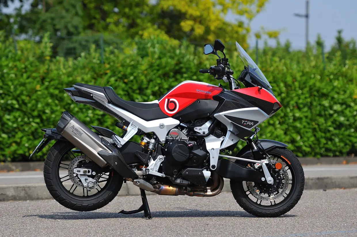 Avec son double bras oscillant, la Bimota Tesi H2 Tera ressemble à une moto extraterrestre.