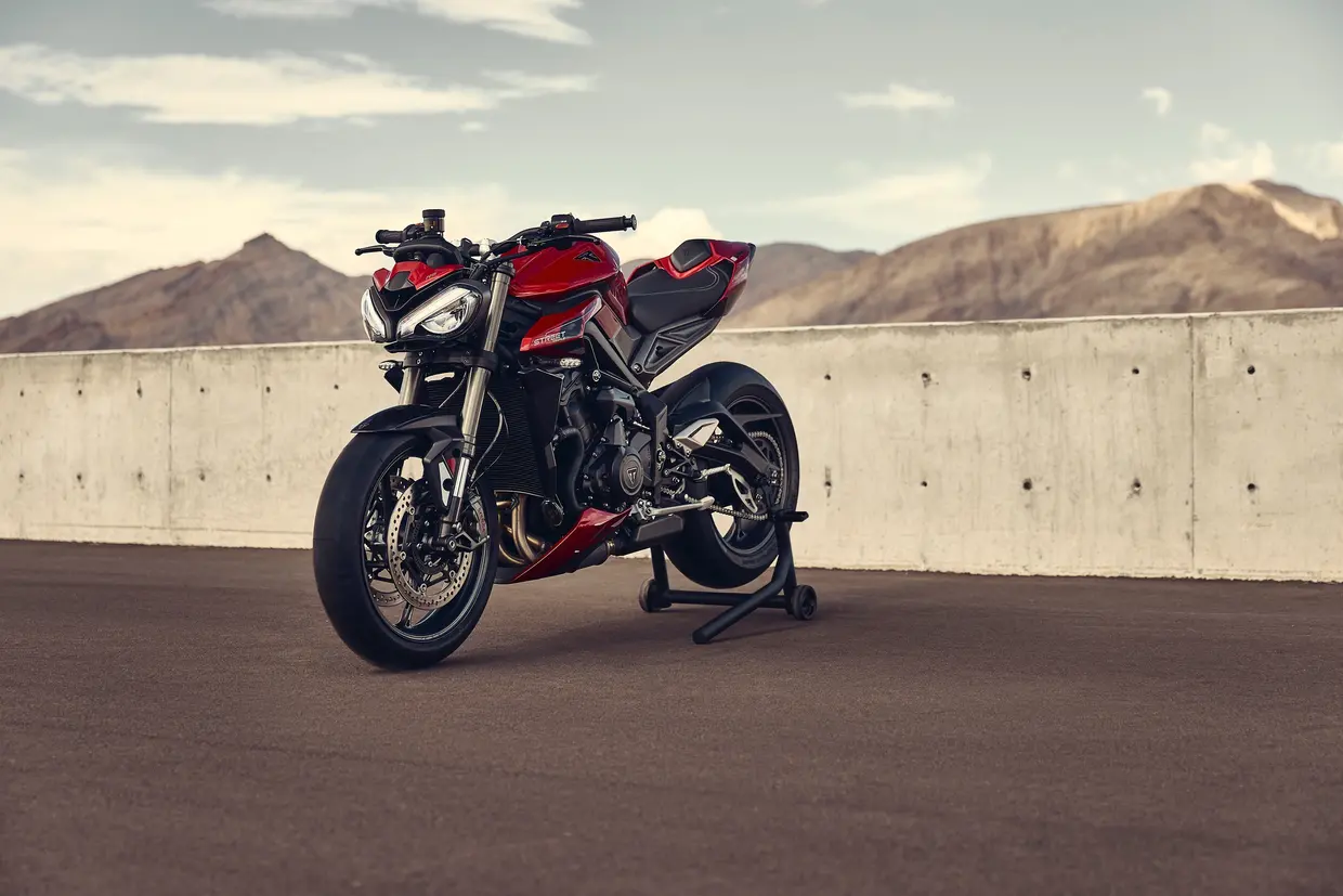 Triumph Street Triple 2023 tre volti per la nuova naked inglese inSella