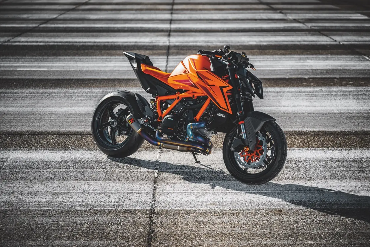 KTM 1390 Super Duke R La Bestia e sempre piu feroce inSella