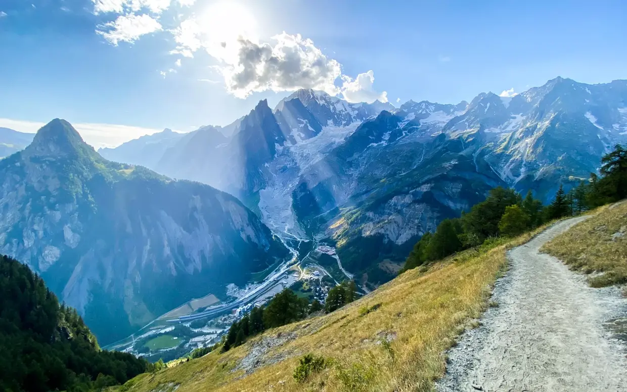 Strada di montagna con vista sul Monte Bianco, in prossimità del Lago d’Arpy