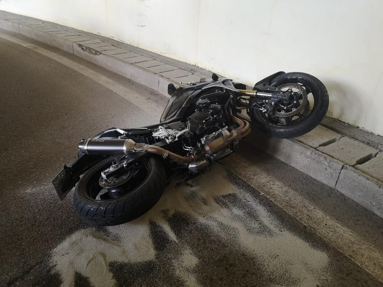 Moto danneggiata da auto in fuga, con testimoni e telecamere nella zona