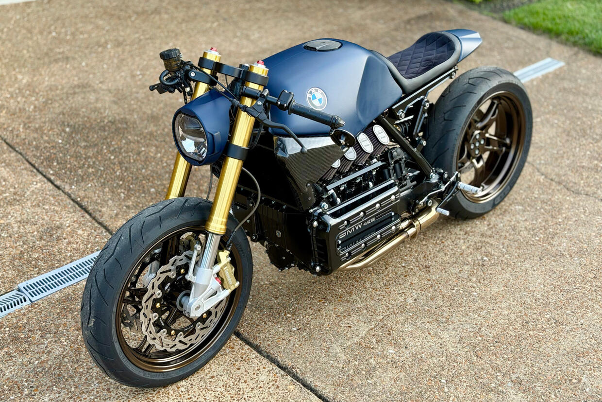 Adam Vanhooser mostra la sua BMW K 1100 trasformata in café racer dopo 15 mesi di lavoro nel garage