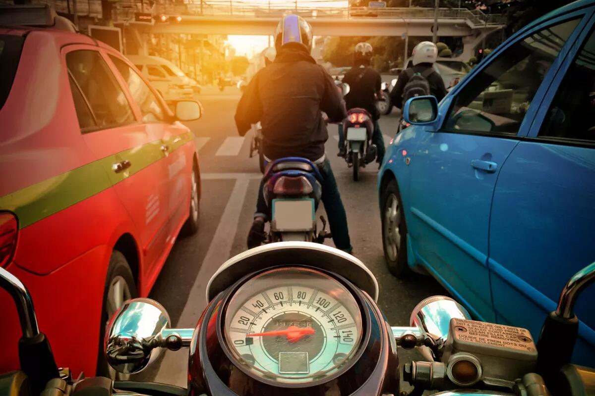 Corridoio tra auto ferme, la trappola per motociclisti