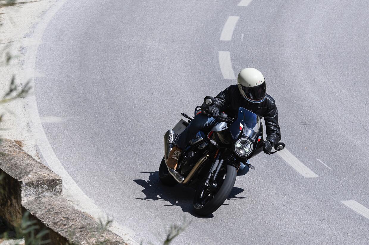 Una moto retrò con look vintage e caratteristiche sportive, in sella con un motore monocilindrico