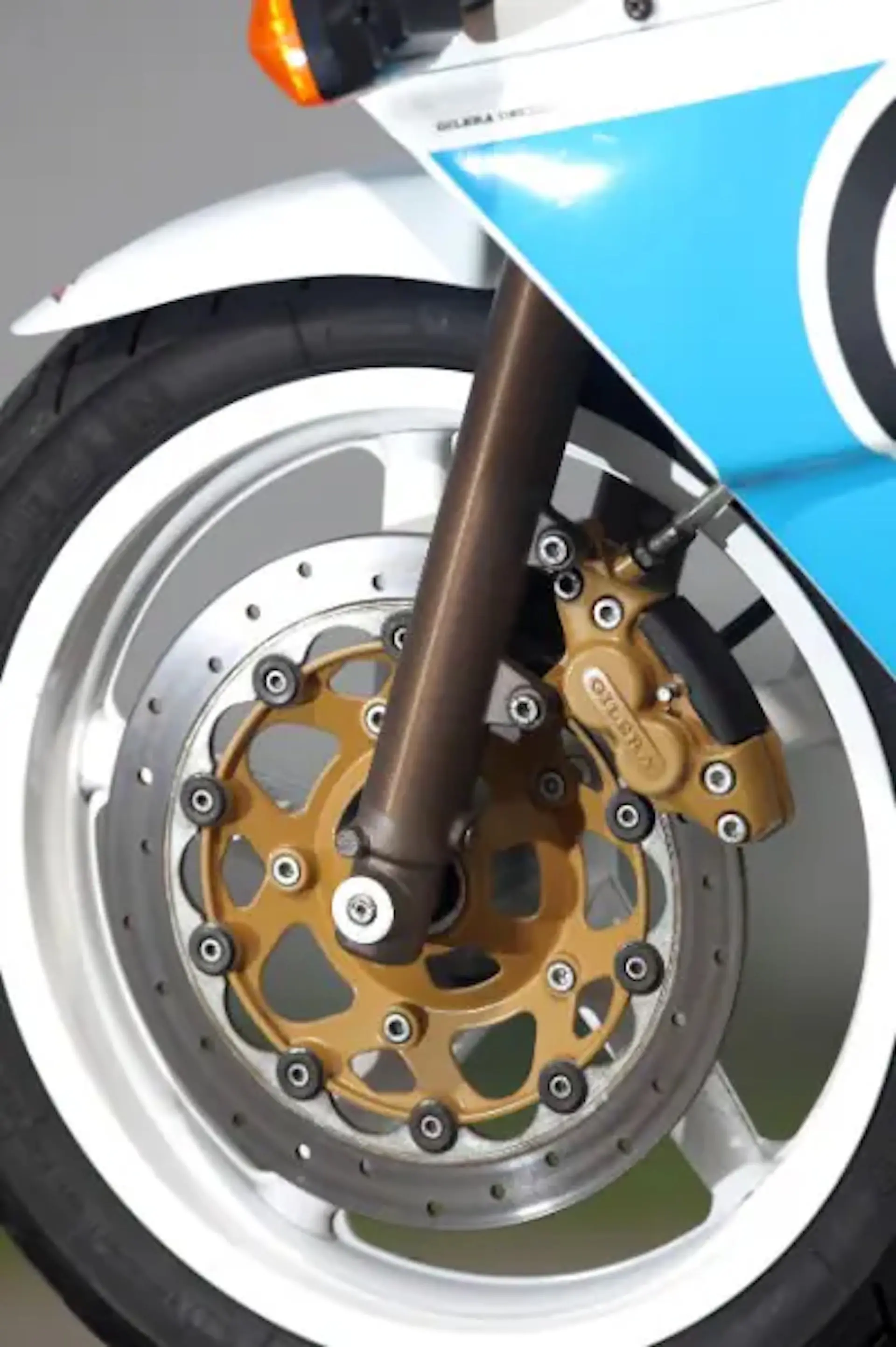 Les composants étaient au top, comme le disque de frein de 300 mm avec étrier à quatre pistons différenciés