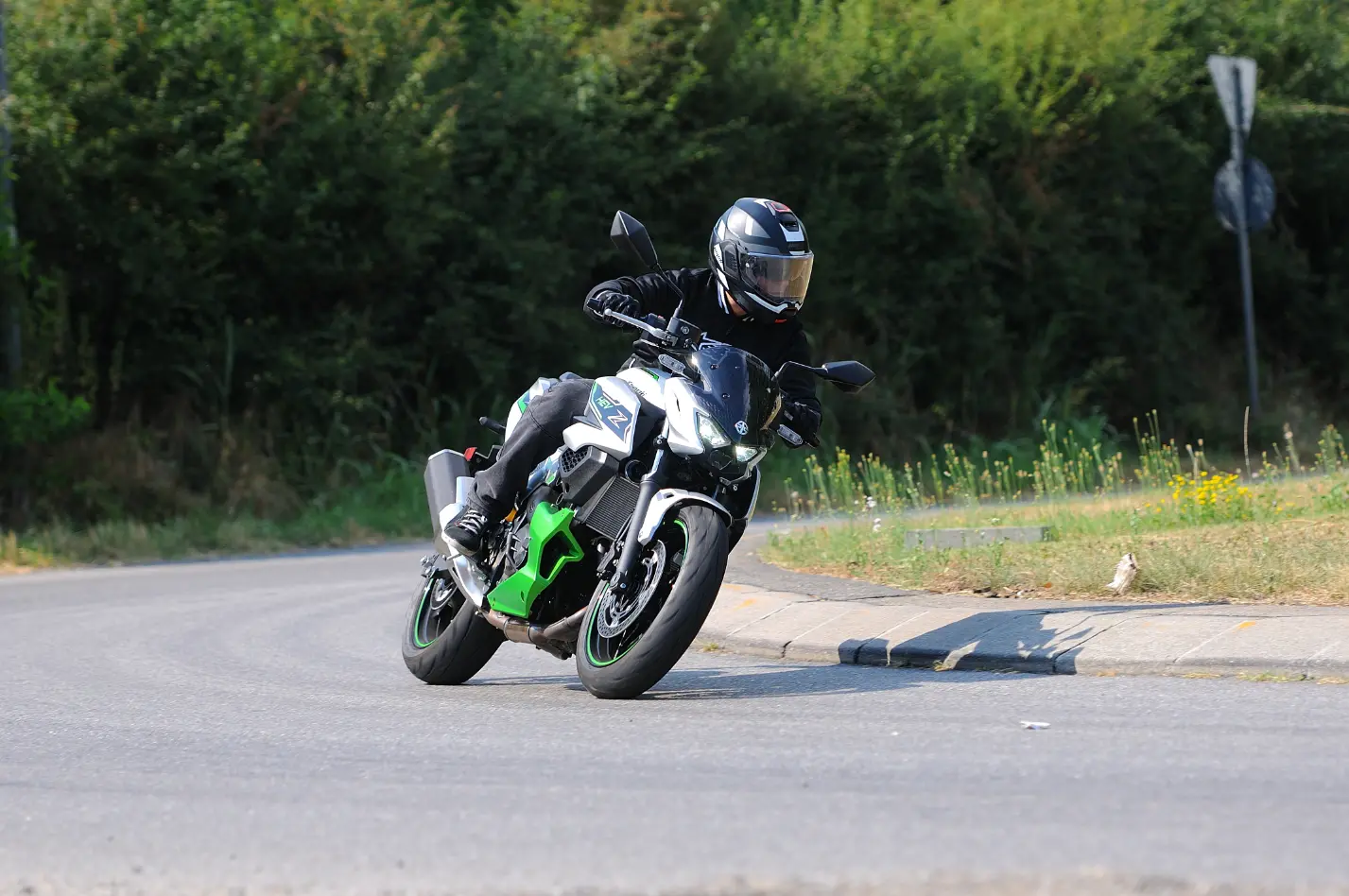 Kawasaki Z 7 Hybrid 2024 prova e recensione con pregi e difetti