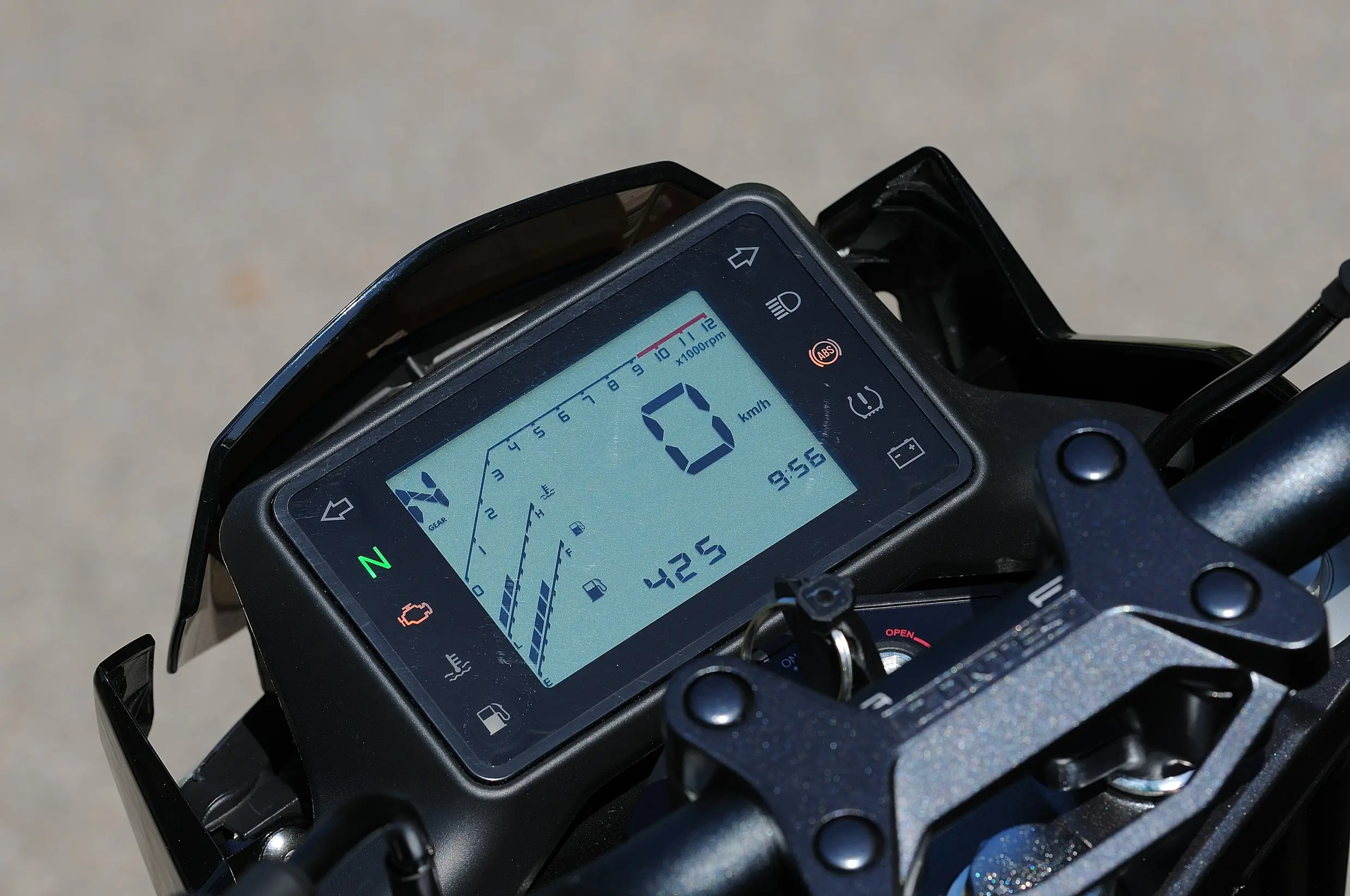 Ecran LCD simple pas très lumineux, mais riche en informations