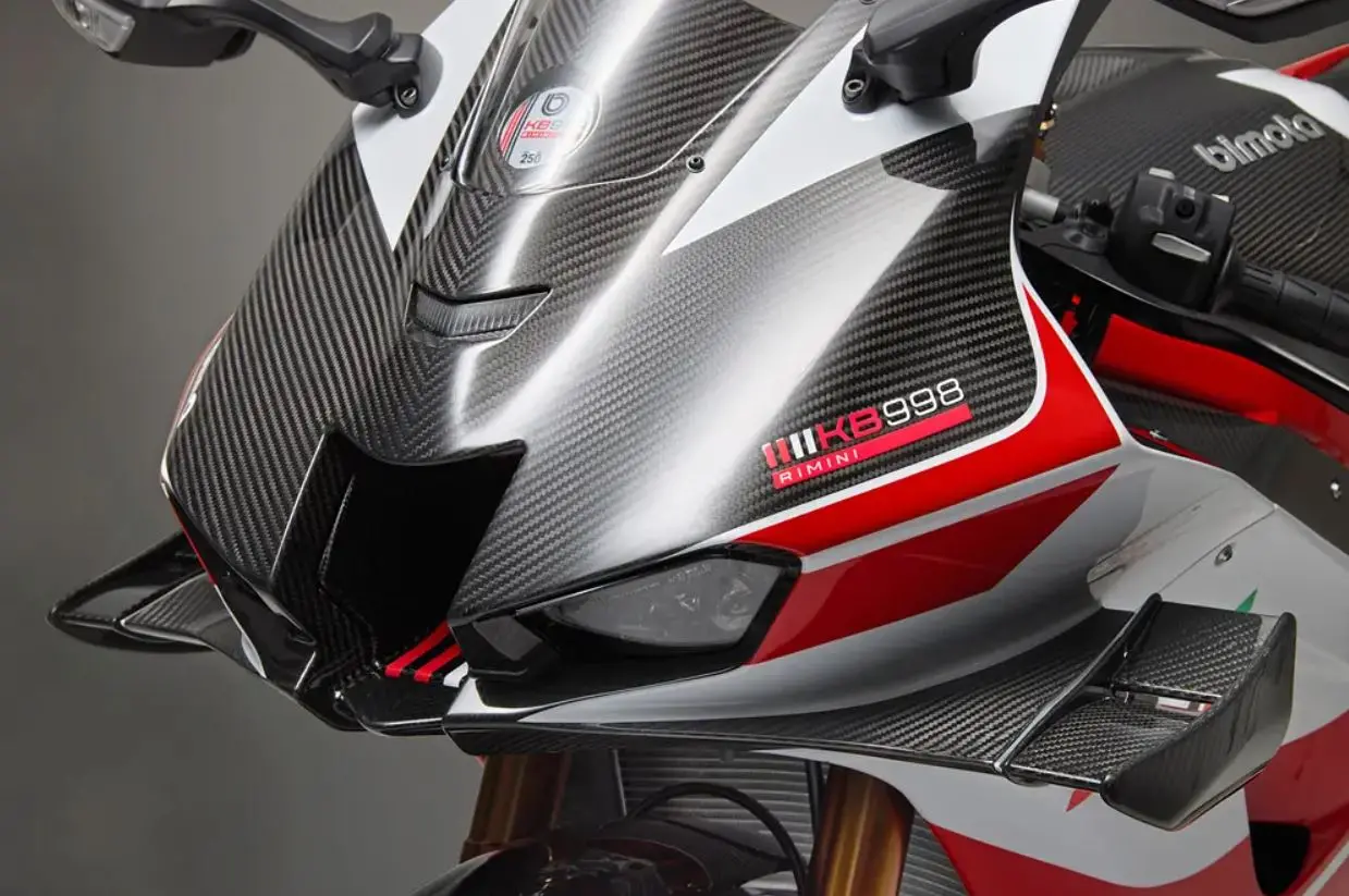 Au démarrage de la moto, les ailerons effectuent automatiquement un cycle d'ouverture et de fermeture afin de vérifier le bon fonctionnement du système