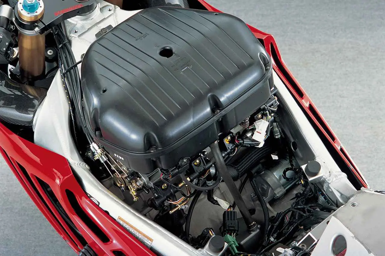 Le moteur quatre cylindres de 987,8 cm³, à quatre soupapes par cylindre, conserve son architecture, mais la culasse est remodelée et, grâce à un joint spécifique, le taux de compression passe de 12,0 à 13,2:1