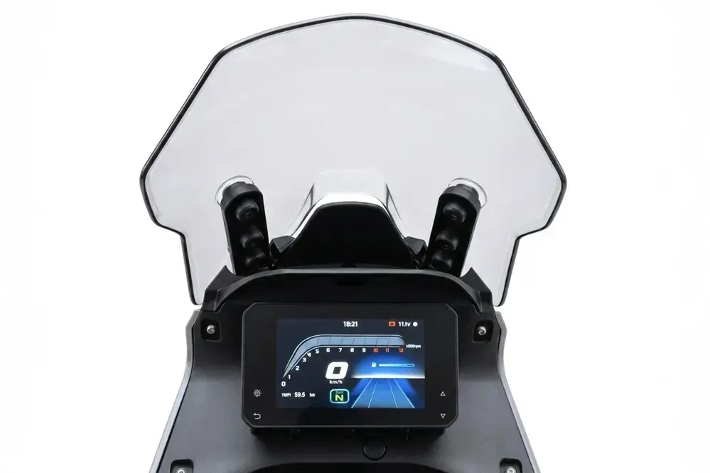 Ce modèle est équipé d'un éclairage entièrement LED avec clignotants avant intégrés, d'un tableau de bord TFT de 5 pouces , d'un port USB, d'un porte-bagages, de barres de protection et d'un sélecteur de vitesse repliable