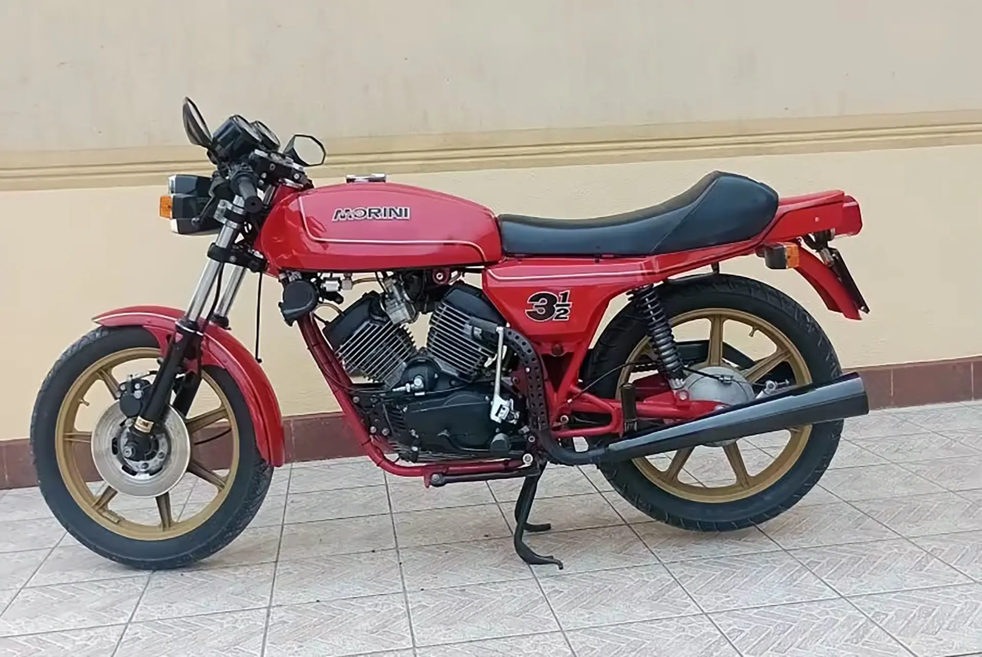 Le moteur disposait d'un bon couple et d'une puissance correcte , 35 ch à 8200 tr/min pour la version GT et 39 ch à 8500 tr/min pour la version Sport, lui permettant d'atteindre respectivement une vitesse de 166 km/h et « plus de 170 km/h »