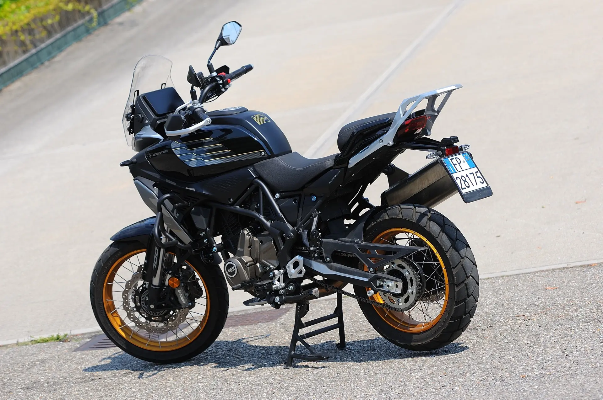Les roues à rayons tangentiels sont l'élément qui distingue immédiatement la SX