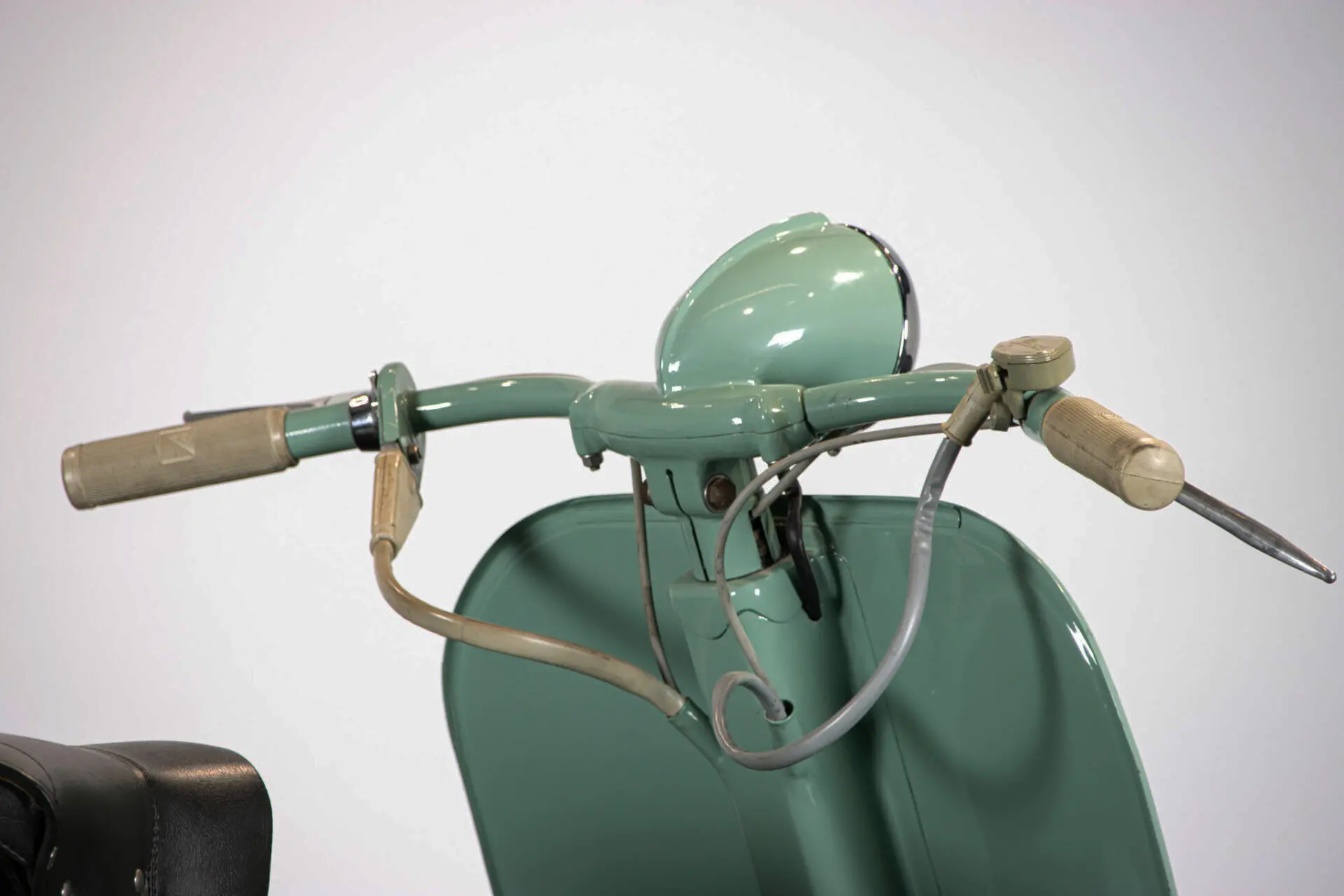 Elle descend d'un modèle économique destiné au marché américain (Vespa Allstate), dont elle a hérité la peinture et le phare du guidon