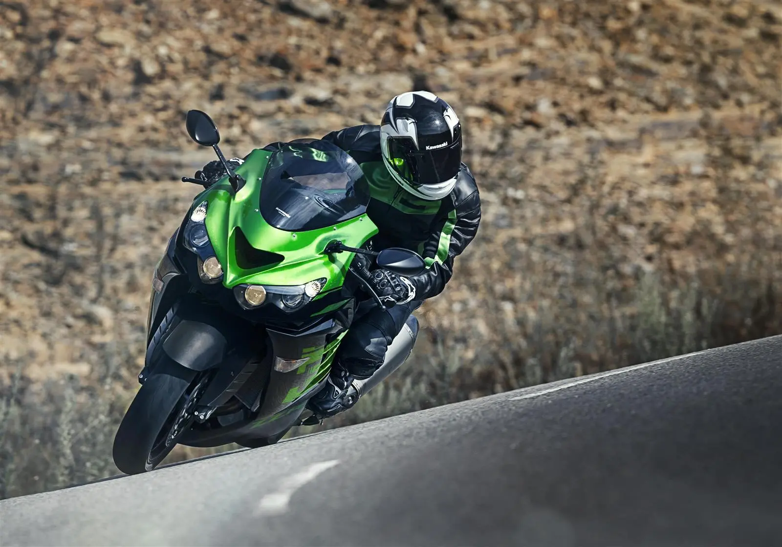 Kawasaki rilancia la hyperturistica ZZR 1400 inSella