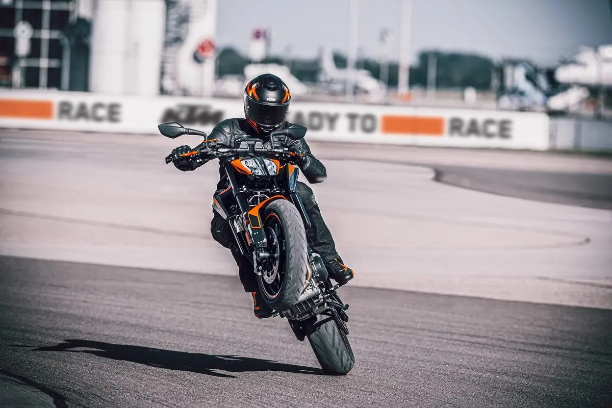 KTM 890 Duke prezzo e dati tecnici e ancora piu potente inSella