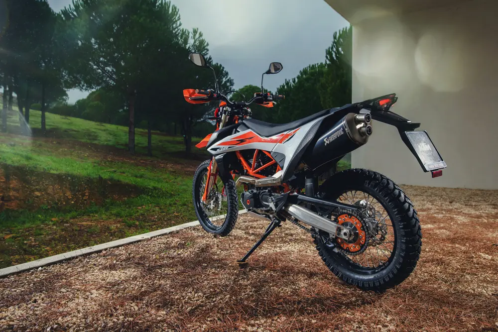 KTM 690 Enduro R sterrati e asfalto senza problemi inSella