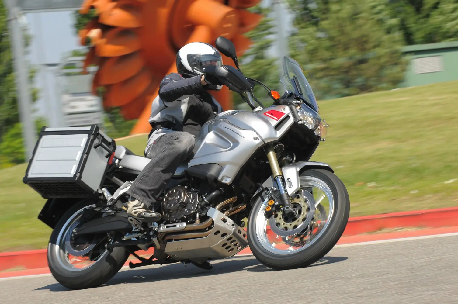 Prova Yamaha Super Ténéré XT 1200 Z 2010 recensione con pregi e