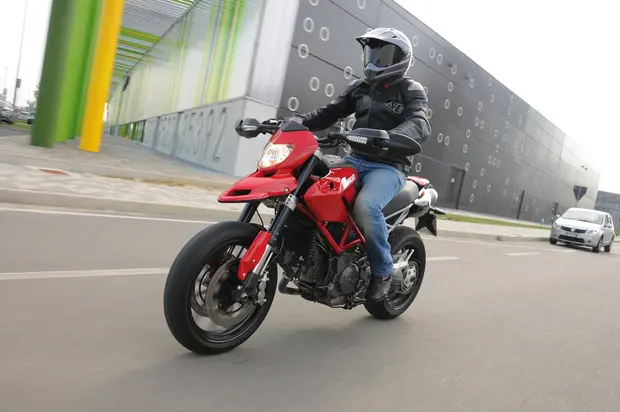 Prova Ducati Hypermotard 1100 Evo 2011