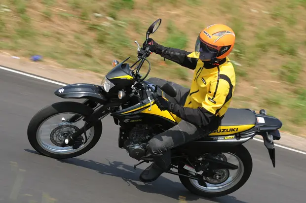 Prova Suzuki DR 125 SM 2011