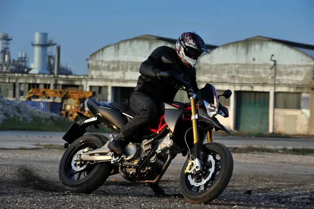 Prova Aprilia Dorsoduro 750 Factory  2011