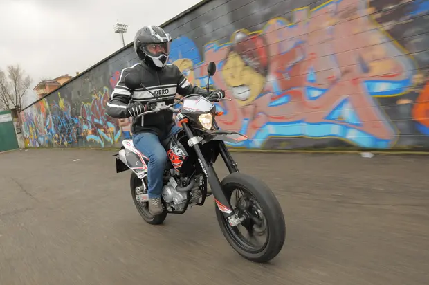 Prova Betamotor Motard 125 LC 2011