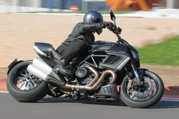 Prova Ducati Diavel ABS 2011