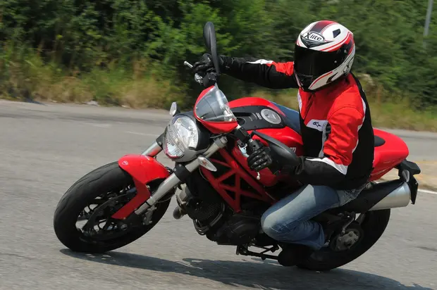 Prova Ducati Monster 796 +  2011