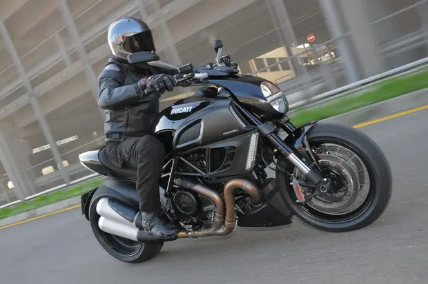 Prova Ducati Diavel Carbon 2011