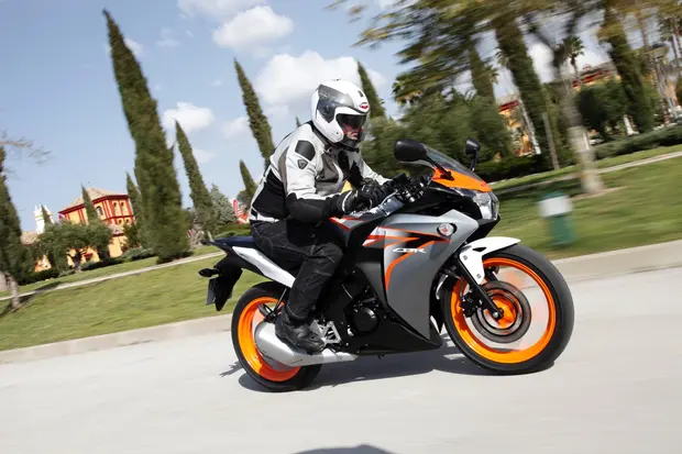 Prova Honda CBR 125/250 R CBR 125 R  2011