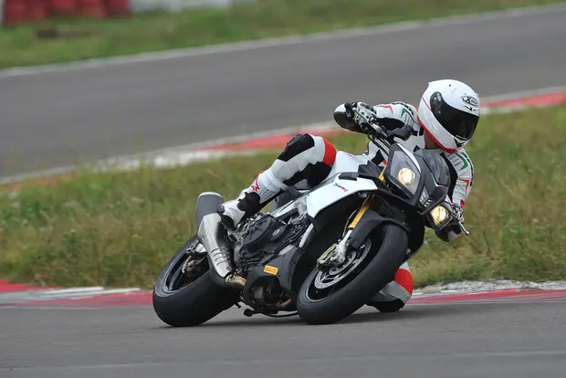 Prova Aprilia Tuono V4 