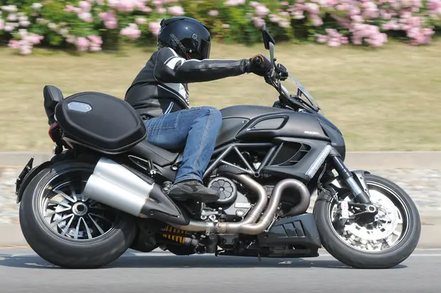 Prova Ducati Diavel Strada 2011