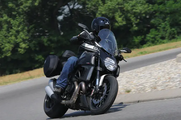 Prova Ducati Diavel Strada 2011