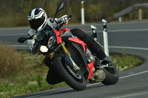 Prova BMW Serie S S 1000 R 2014