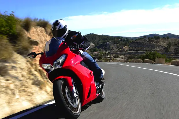 Prova Honda VFR 800 F  2014