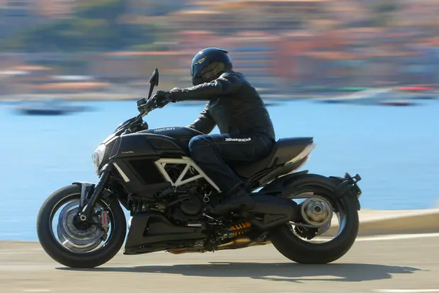 Prova Ducati Diavel Carbon 2014